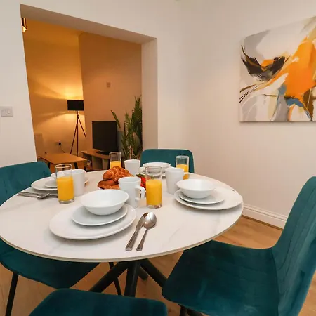 Holmwood Apartment *